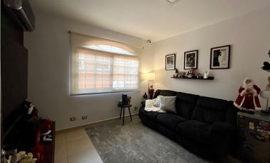 Casa en venta en Res. El Doral- Costa Sur (JS)