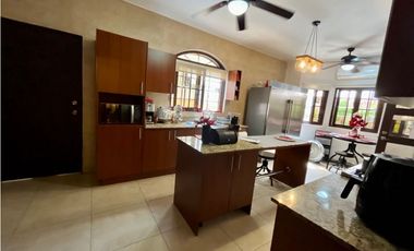 Casa en venta en Res. El Doral- Costa Sur (JS)