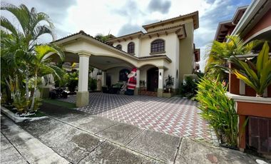 Casa en venta en Res. El Doral- Costa Sur (JS)