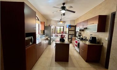 Casa en venta en Res. El Doral- Costa Sur (JS)