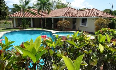 Alquiler casa con piscina en Quintas de Coronado!