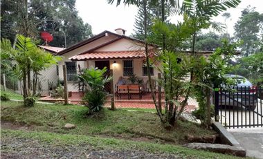 ¡Tu refugio de montaña en Cerro Azul te espera! 🌿