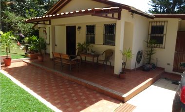 ¡Tu refugio de montaña en Cerro Azul te espera! 🌿