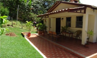 ¡Tu refugio de montaña en Cerro Azul te espera! 🌿