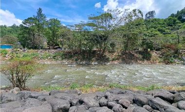 VENDO LOTE DE 1100M2 TITULADO COLINDANTE CON RIO CALDERA