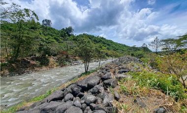 VENDO LOTE DE 1100M2 TITULADO COLINDANTE CON RIO CALDERA