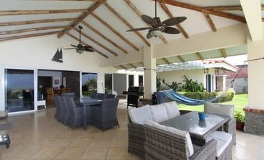 SE VENDE CASA DE PLAYA CON PISCINA EN SAN CARLOS