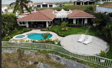 SE VENDE CASA DE PLAYA CON PISCINA EN SAN CARLOS