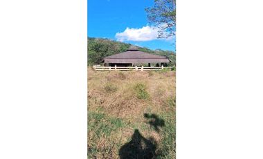 VENDO.FINCA DE 136HECTAREAS CON.125MTS DE FRENTE DE CALLE.INT.