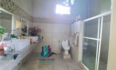 VENDO/ CASA DE 5HAB 4 BAÑOS BOQUETE