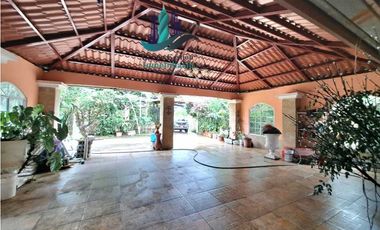VENDO/ CASA DE 5HAB 4 BAÑOS BOQUETE