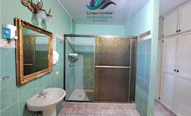 VENDO/ CASA DE 5HAB 4 BAÑOS BOQUETE