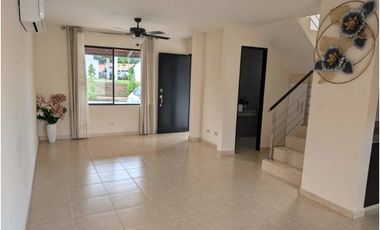 VENDO AMPLIA CASA EN BARRIO COLÓN 142 MTS 2