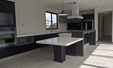 VENTA CASA SEMINUEVA EN LA ASUNCION, METEPEC