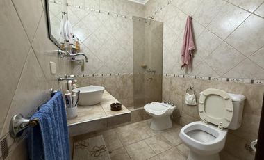 Lote 1300 m² con Piscina y Suite con Vestidor – Venta Directa y Amoblada” ***OPORTUNIDAD***