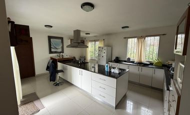 Lote 1300 m² con Piscina y Suite con Vestidor – Venta Directa y Amoblada” ***OPORTUNIDAD***