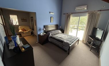 Lote 1300 m² con Piscina y Suite con Vestidor – Venta Directa y Amoblada” ***OPORTUNIDAD***