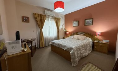 Lote 1300 m² con Piscina y Suite con Vestidor – Venta Directa y Amoblada” ***OPORTUNIDAD***