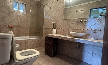 Lote 1300 m² con Piscina y Suite con Vestidor – Venta Directa y Amoblada” ***OPORTUNIDAD***