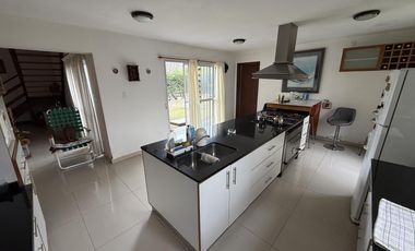 Lote 1300 m² con Piscina y Suite con Vestidor – Venta Directa y Amoblada” ***OPORTUNIDAD***