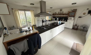 Lote 1300 m² con Piscina y Suite con Vestidor – Venta Directa y Amoblada” ***OPORTUNIDAD***