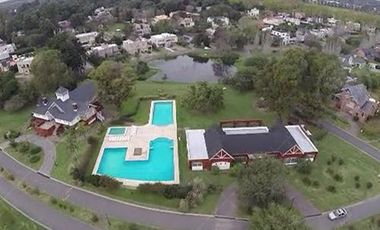 Casa en venta con tres dormitorios en suites, escritorio y  amplio playroom en Fincas de Iraola II