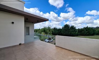 Casa en venta con tres dormitorios en suites, escritorio y  amplio playroom en Fincas de Iraola II
