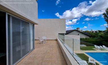 Casa en venta con tres dormitorios en suites, escritorio y  amplio playroom en Fincas de Iraola II