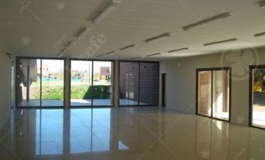 Casa en venta con tres dormitorios en suites, escritorio y  amplio playroom en Fincas de Iraola II