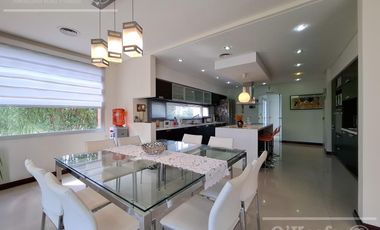 Casa en venta con tres dormitorios en suites, escritorio y  amplio playroom en Fincas de Iraola II