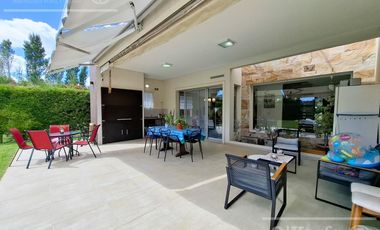 Casa en venta con tres dormitorios en suites, escritorio y  amplio playroom en Fincas de Iraola II