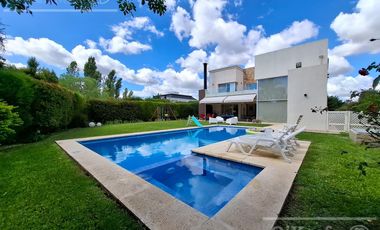 Casa en venta con tres dormitorios en suites, escritorio y  amplio playroom en Fincas de Iraola II