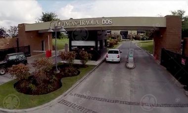 Casa en venta con tres dormitorios en suites, escritorio y  amplio playroom en Fincas de Iraola II