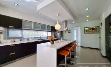 Casa en venta con tres dormitorios en suites, escritorio y  amplio playroom en Fincas de Iraola II