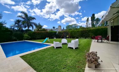 Casa en venta con tres dormitorios en suites, escritorio y  amplio playroom en Fincas de Iraola II