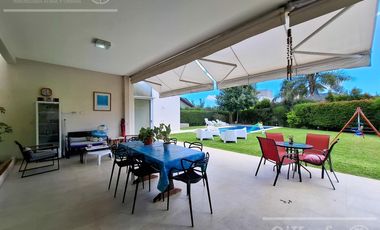 Casa en venta con tres dormitorios en suites, escritorio y  amplio playroom en Fincas de Iraola II