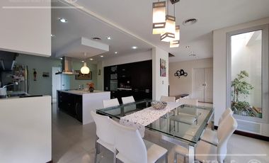 Casa en venta con tres dormitorios en suites, escritorio y  amplio playroom en Fincas de Iraola II