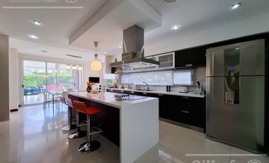 Casa en venta con tres dormitorios en suites, escritorio y  amplio playroom en Fincas de Iraola II