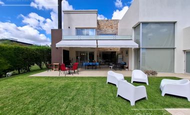 Casa en venta con tres dormitorios en suites, escritorio y  amplio playroom en Fincas de Iraola II