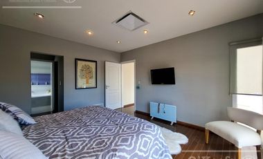 Casa en venta con tres dormitorios en suites, escritorio y  amplio playroom en Fincas de Iraola II