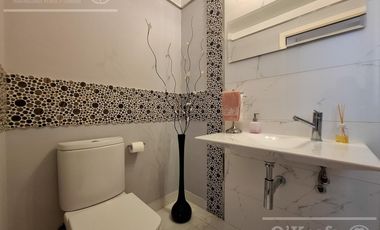 Casa en venta con tres dormitorios en suites, escritorio y  amplio playroom en Fincas de Iraola II