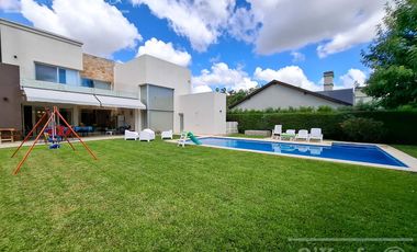 Casa en venta con tres dormitorios en suites, escritorio y  amplio playroom en Fincas de Iraola II