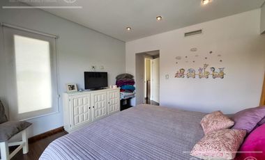 Casa en venta con tres dormitorios en suites, escritorio y  amplio playroom en Fincas de Iraola II