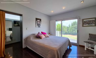 Casa en venta con tres dormitorios en suites, escritorio y  amplio playroom en Fincas de Iraola II