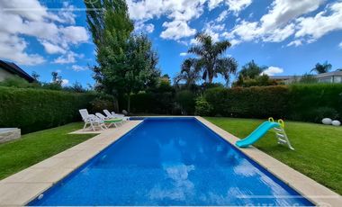 Casa en venta con tres dormitorios en suites, escritorio y  amplio playroom en Fincas de Iraola II