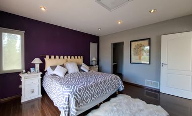 Casa en venta con tres dormitorios en suites, escritorio y  amplio playroom en Fincas de Iraola II