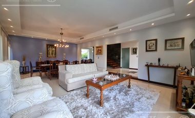 Casa en venta con tres dormitorios en suites, escritorio y  amplio playroom en Fincas de Iraola II