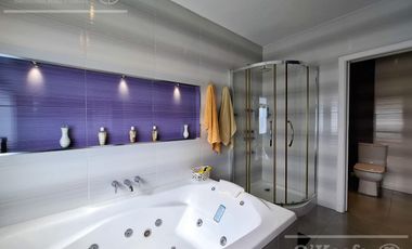 Casa en venta con tres dormitorios en suites, escritorio y  amplio playroom en Fincas de Iraola II