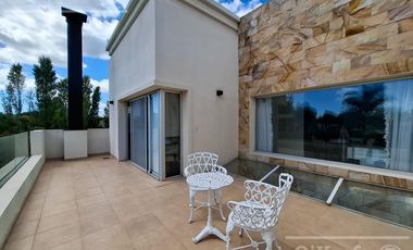 Casa en venta con tres dormitorios en suites, escritorio y  amplio playroom en Fincas de Iraola II