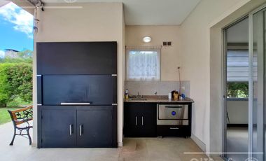 Casa en venta con tres dormitorios en suites, escritorio y  amplio playroom en Fincas de Iraola II